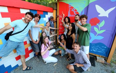 Il cortile di Anmic è ora più bello grazie a un coloratissimo murale