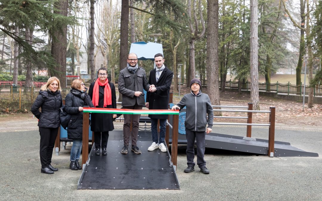 Il sindaco di Salsomaggiore Terme, Filippo Fritelli, al momento dell'inaugurazione del nuovo gioco