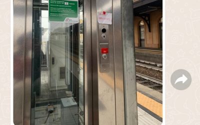 Ascensore rotto in stazione: costretta ad attraversare i binari in carrozzina. Dopo la denuncia problema risolto