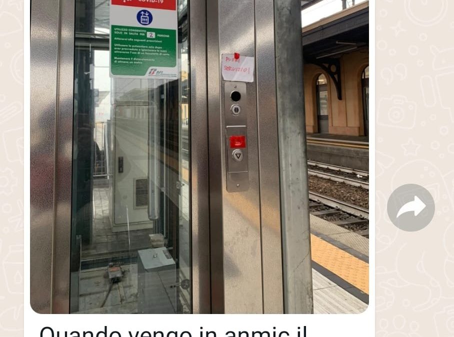 Ascensore rotto in stazione: costretta ad attraversare i binari in carrozzina. Dopo la denuncia problema risolto