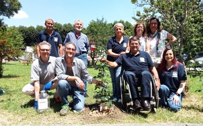 Sodales pianta una rosa nel Giardino di Luana in segno di amicizia con Anmic Parma